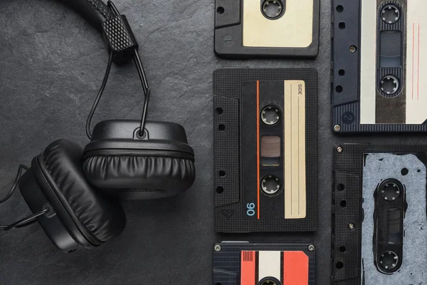 Zwarte Ear Hoofdtelefoon Audio Tape Compacte Cassettes Leisteen Achtergrond — Stockfoto