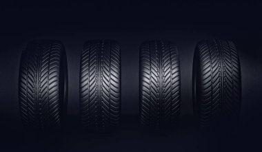 karanlık bir arka plan üzerinde siyah lastik. 3D çizim