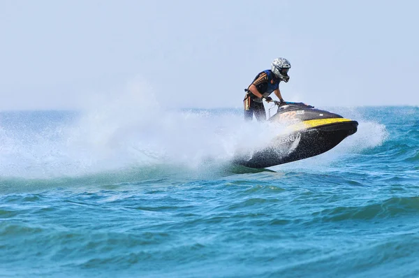 TERENGGANU, MALASIA - 22-25 de julio de 2009: Jinetes internacionales y locales participan en carreras de Jet Ski en la 2ª Supercopa Asiática de Watercross Terengganu . —  Fotos de Stock