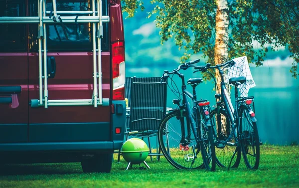 RV кемпінгу і їзди на велосипеді — стокове фото
