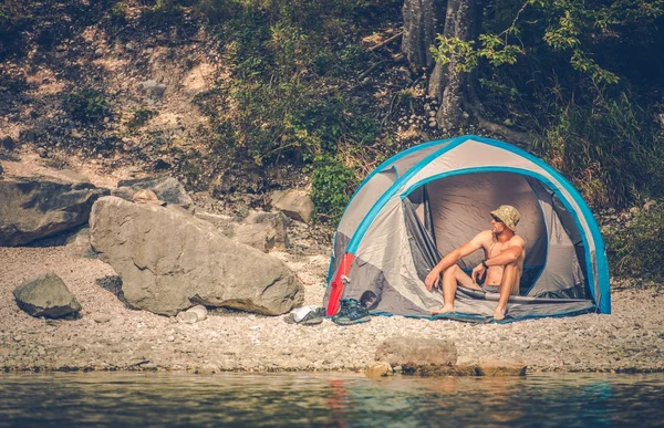 湖でキャンプのテント — ストック写真