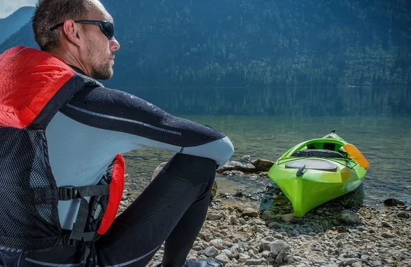 Kayaker en het meer — Stockfoto