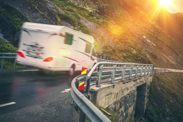 風光明媚な道路キャンピングカー旅行 — ストック写真