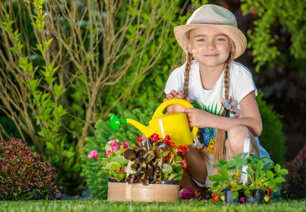 Meisje verzorgen van tuin — Stockfoto