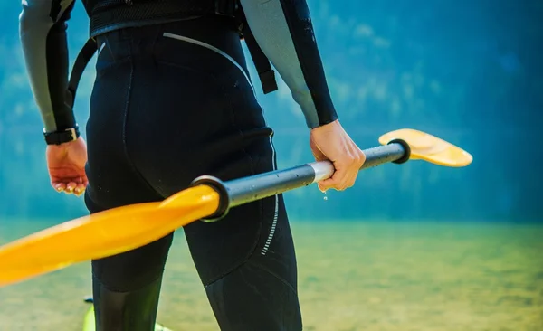 Kajakfahrer mit Paddel Nahaufnahme — Stockfoto