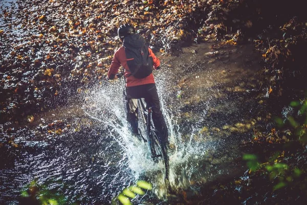 Cykel flodkorsning — Stockfoto