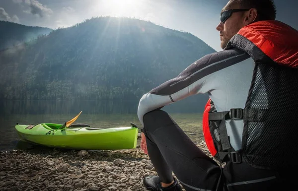 Kaukasischer Kajakfahrer in der Sonne — Stockfoto