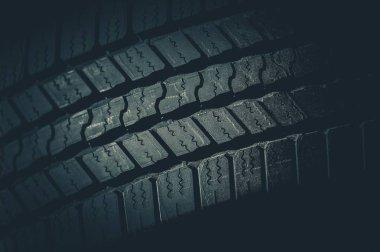 Araba lastik izleri portre