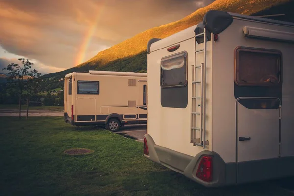 Acampar bajo el arco iris —  Fotos de Stock