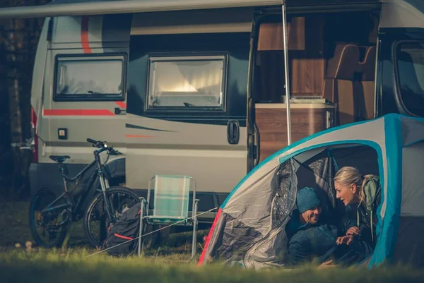 Camping tenda romântica — Fotografia de Stock