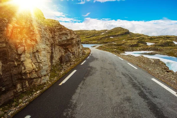 Солнечная скандинавская дорога — стоковое фото