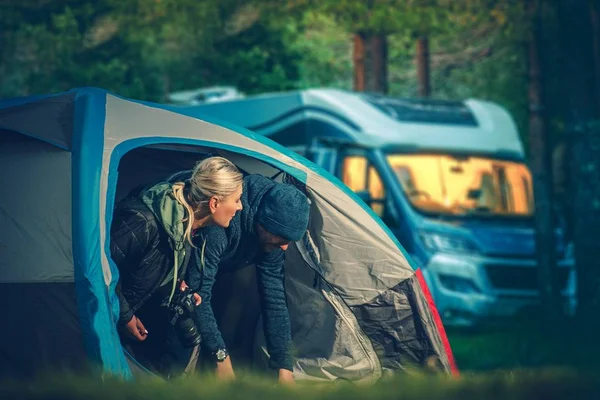 Parejas tienda Camping —  Fotos de Stock
