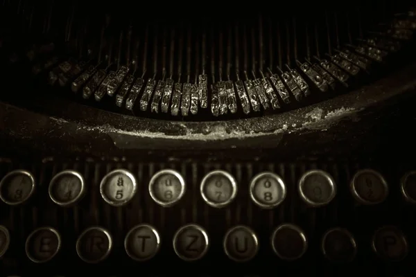 Rostige, schmutzige Schreibmaschine — Stockfoto