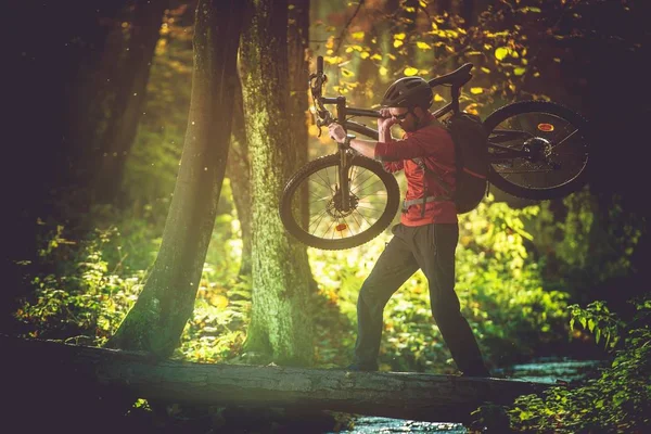 Viagem de bicicleta selvagem — Fotografia de Stock