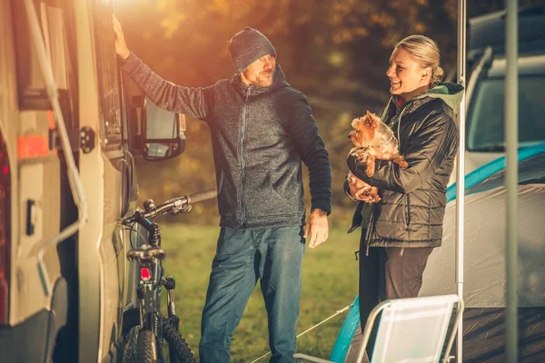 Par med hund Camping — Stockfoto