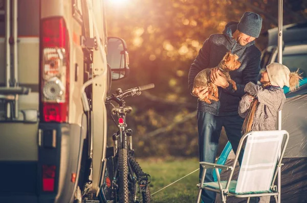 Familj med hund på Camping — Stockfoto