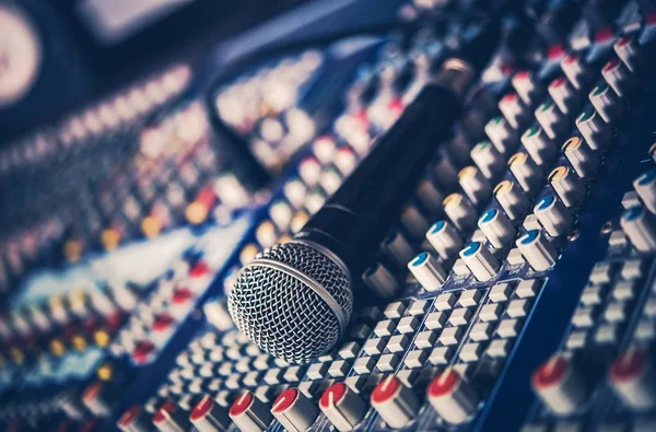 Misturador de microfone e áudio — Fotografia de Stock