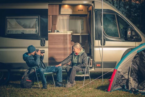 RV kempu páry zábava — Stock fotografie