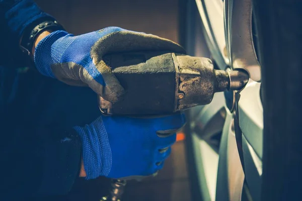 Substituição de pneus de carro — Fotografia de Stock