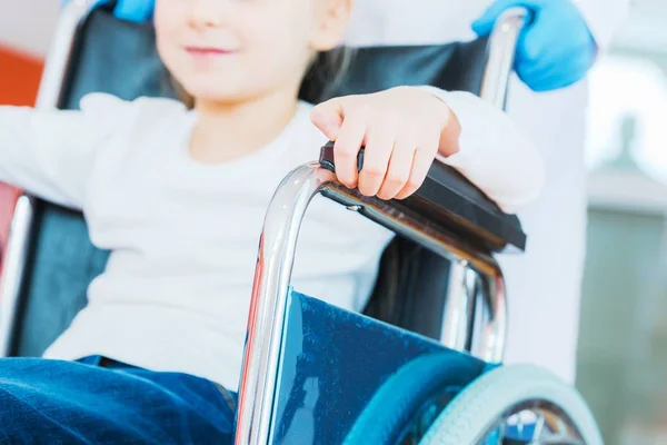 Handikappade flickan på rullstol — Stockfoto