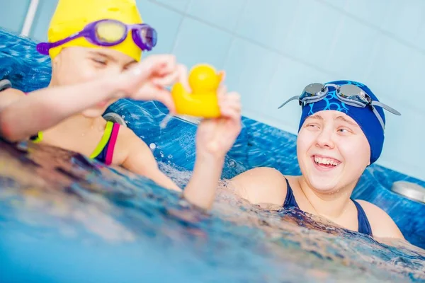 Gelukkige kinderen in de Jacuzzi — Stockfoto