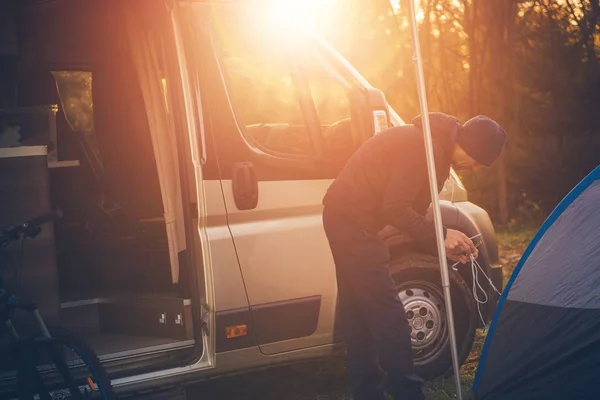 Männer zelten im Freien — Stockfoto