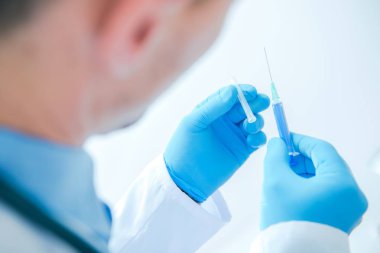 Şırınga enjeksiyon doktor tarafından