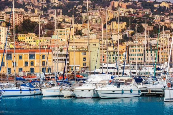 Морской порт Генуи и городской пейзаж — стоковое фото