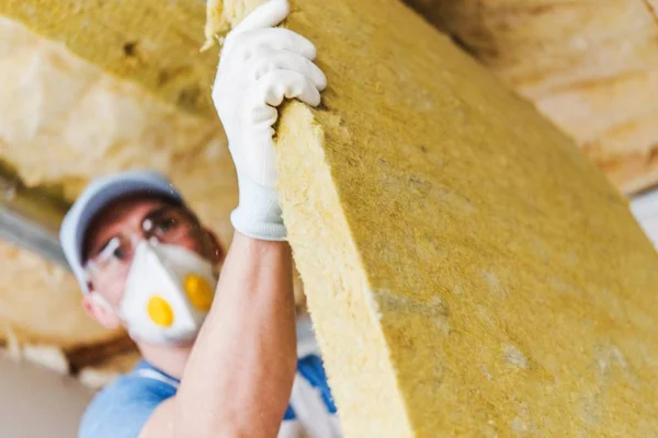 Mineral yün tarafından çatı izolasyon — Stok fotoğraf