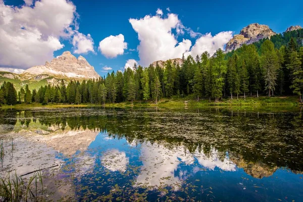 Живописное озеро и горы — стоковое фото