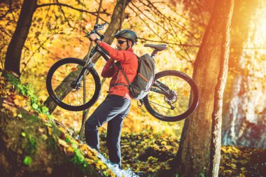 Bisiklet ile motorcu yokuş yukarı yürümek