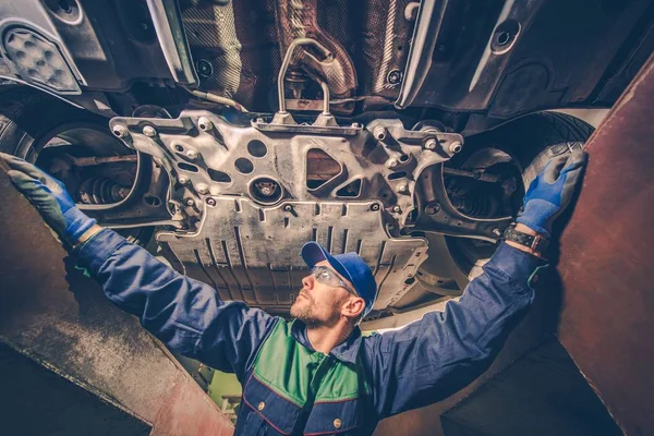 Bilmekaniker Under bilen — Stockfoto