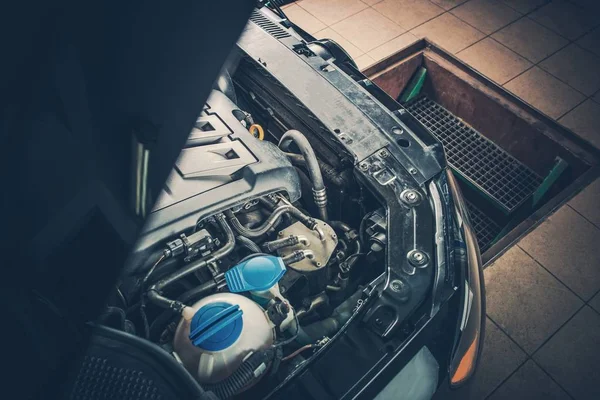 Carro quebrado no serviço de automóvel — Fotografia de Stock