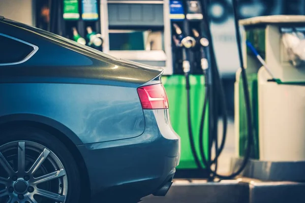 Posto de gasolina reabastecimento do carro — Fotografia de Stock