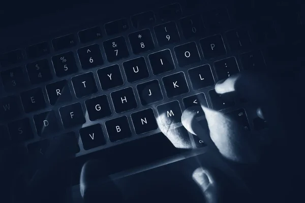 Hacker handen op de Laptop — Stockfoto