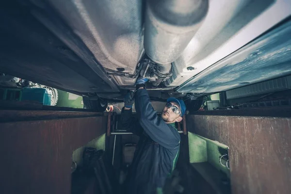 Mechaniker repariert das Fahrzeug — Stockfoto