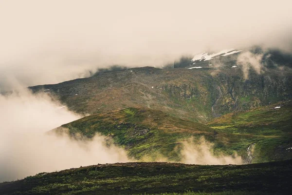 Sisli Norveççe dağlar — Stok fotoğraf