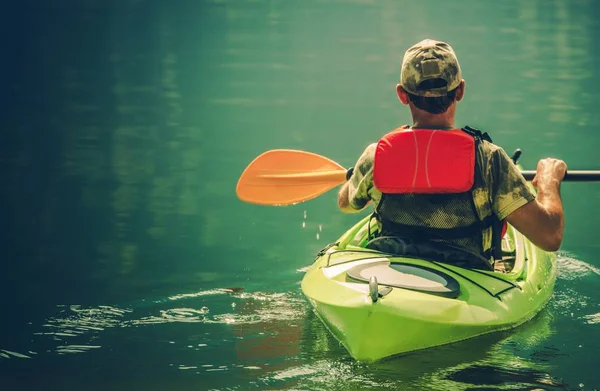 Kayaker na água calma — Fotografia de Stock