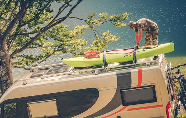 Hombres Instalación de Kayak en el RV —  Fotos de Stock