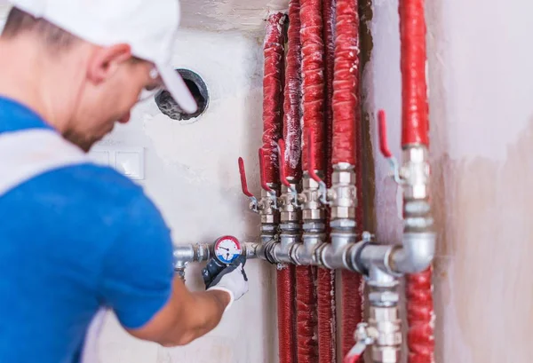 Loodgieter controleren op watervoorziening — Stockfoto