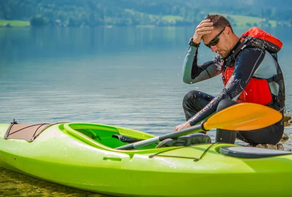 Nyugalmi Kayaker partján — Stock Fotó