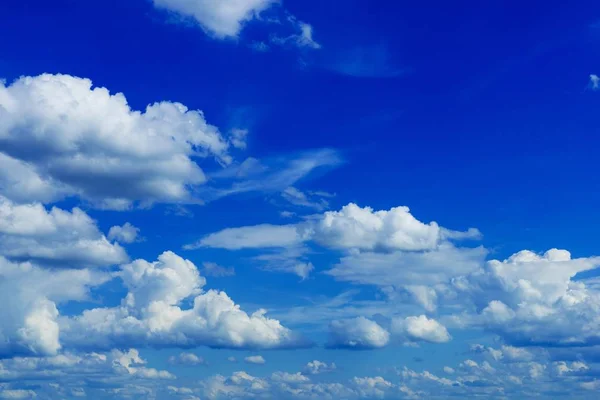 Ciel bleu nuageux d'été — Photo