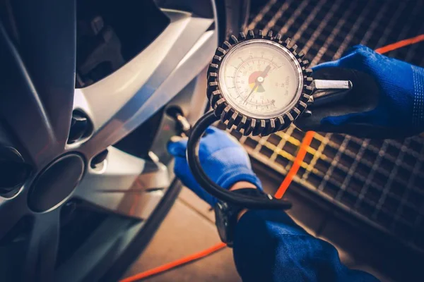 Verificação de serviço de carro de pressão de pneu — Fotografia de Stock