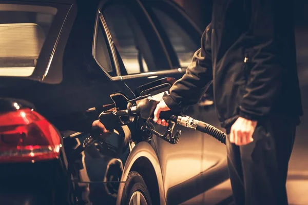 Mannen zijn auto Diesel tanken — Stockfoto