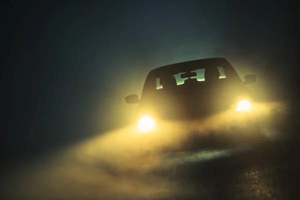 Вождение автомобиля в тумане — стоковое фото