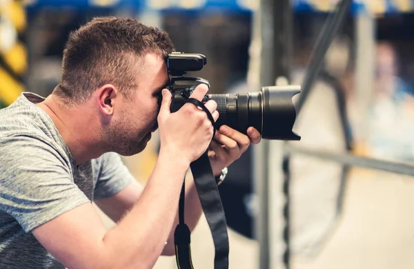 Fotógrafo com equipamento Pro — Fotografia de Stock