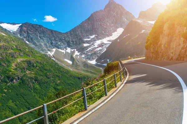 Живописная Швейцарская горная дорога — стоковое фото