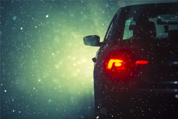Auto rijden in de sneeuw — Stockfoto
