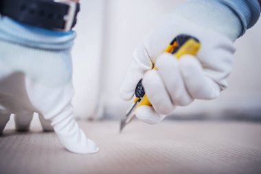 Kağıt kesme bıçağı tarafından