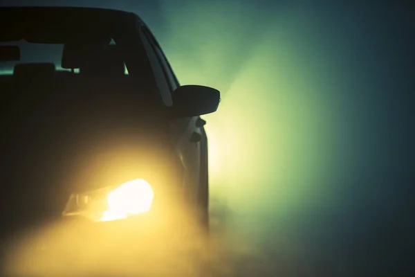 Dimma på vägen på natten — Stockfoto